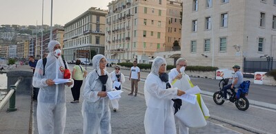 Manifestazione pacifista sul lungomare di Napoli