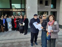 Volantinaggio presso il Consiglio Regionale della Campania