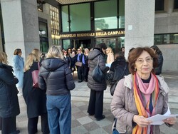Volantinaggio presso il Consiglio Regionale della Campania