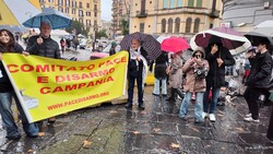 Striscione del Comitato Pace e Disarmo esposto al corteo Natalizio 2025
