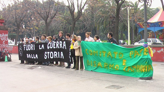 Striscioni delle Donne in Nero e del Comitato Pace, Disarmo e Smilitarizzazione del Territorio - Campania