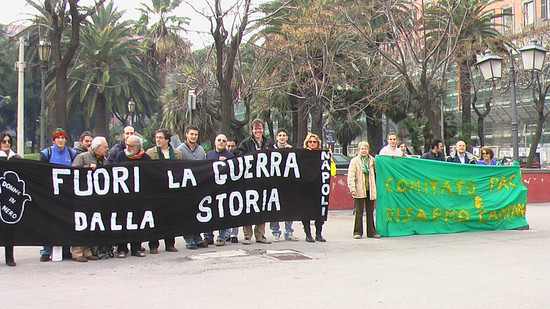 Striscioni delle Donne in Nero e del Comitato Pace, Disarmo e Smilitarizzazione del Territorio - Campania