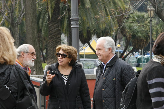 Padre Alex parla con alcuni militanti