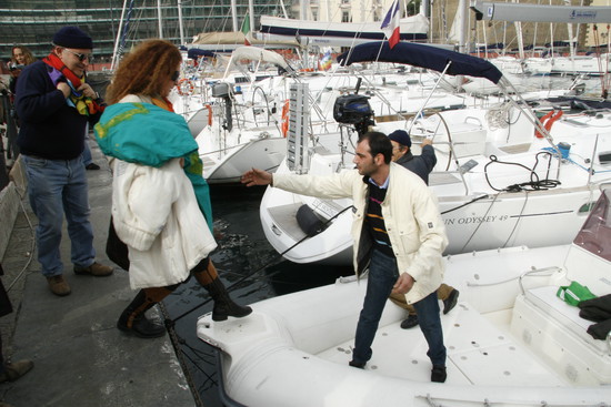 In partenza il gommone dei pacifisti del Comitato Pace, Disarmo e Smilitarizzazione del Territorio diretto verso la Truman