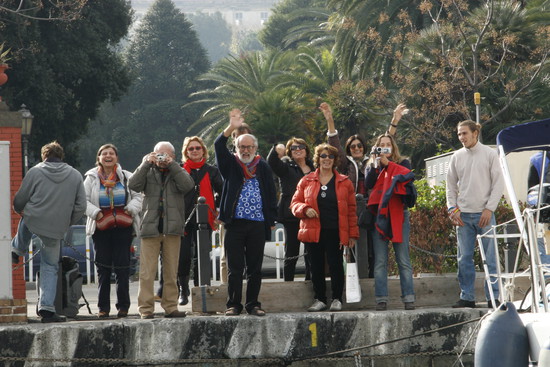 I pacifisti napoletani del Comitato Pace, Disarmo e Smilitarizzazione del Territorio salutano il gommone in partenza dal molo Acton