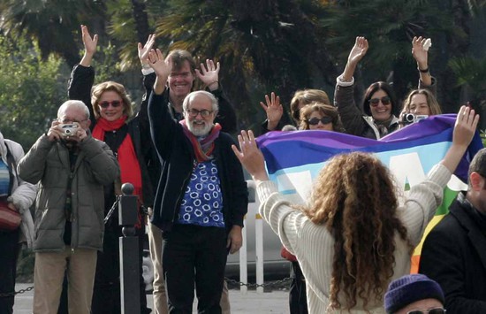 I pacifisti napoletani del Comitato Pace, Disarmo e Smilitarizzazione del Territorio salutano il gommone in partenza dal molo Acton. Angelica Romano mostra la Bandiera della Pace che verrà consegnata ai militari della Truman,