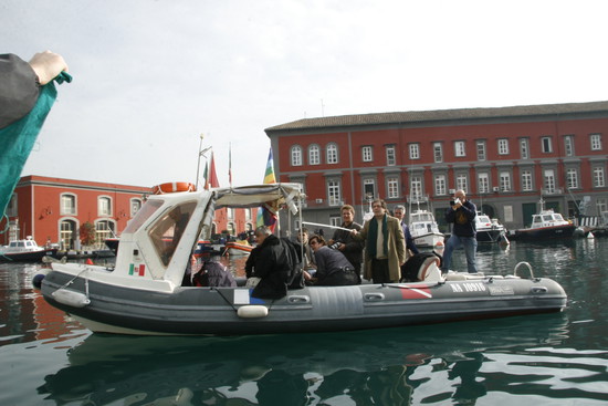 Il gommone dei pacifisti del Comitato Pace, Disarmo e Smilitarizzazione del Territorio parte dal molo Acton