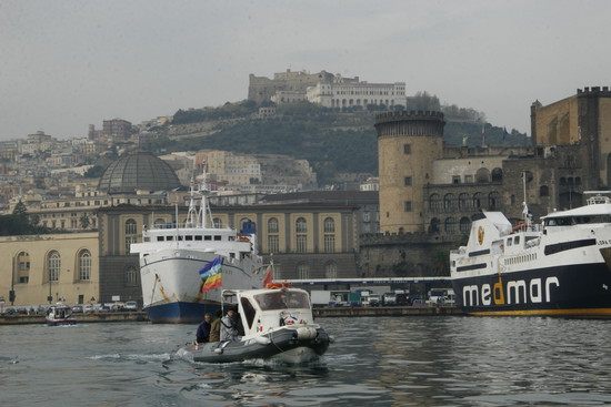 Il gommone dei pacifisti del Comitato Pace, Disarmo e Smilitarizzazione del Territorio parte dal molo Acton