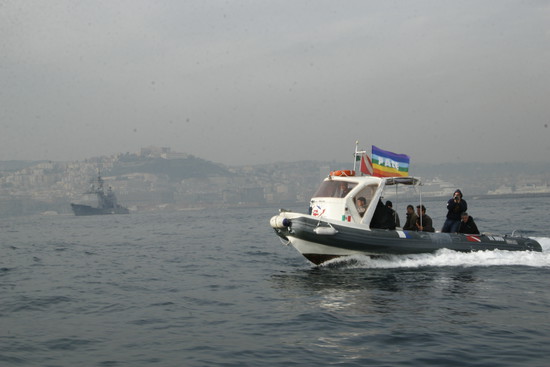 Il gommone dei pacifisti. Sullo sfondo la portaerei Harry S. Truman.