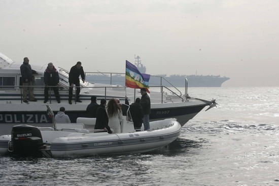 La Polizia intercetta il gommone dei pacifisti