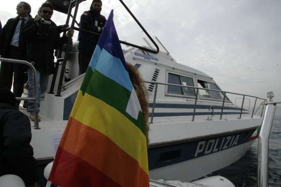 La Polizia intercetta il gommone dei pacifisti