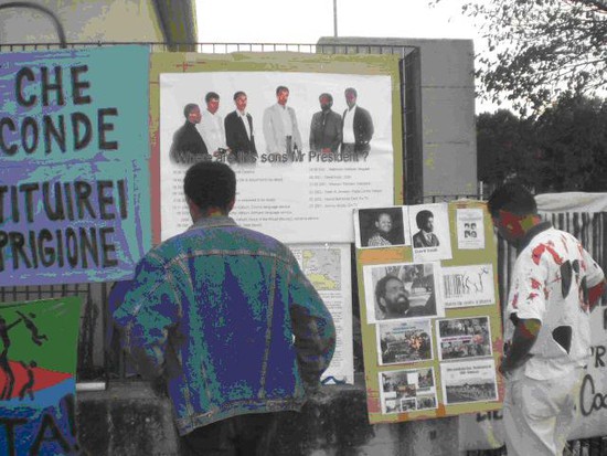 Il presidio informativo sulla violazione dei diritti umani in Eritrea. Nella foto, alcuni dei giornalisti arrestati in Eritrea nel 2001 quando la stampa libera è stata messa al bando.