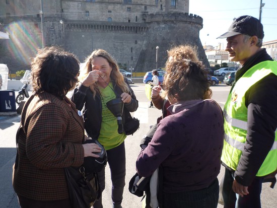 Attivisti del "Comitato Pace, Disarmo e Smilitarizzazione del Territorio - Campania" nel porto di Napoli con tute bianche e maschere antigas