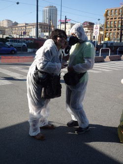 Attivisti del "Comitato Pace, Disarmo e Smilitarizzazione del Territorio - Campania" al porto di Napoli con tute bianche e maschere antigas