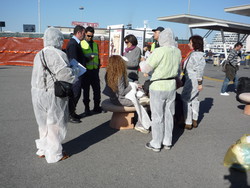 Attivisti del "Comitato Pace, Disarmo e Smilitarizzazione del Territorio - Campania" al porto di Napoli: alcune guardie giurate vengono ad eseguire un controllo