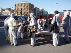 Attivisti del "Comitato Pace, Disarmo e Smilitarizzazione del Territorio - Campania" al porto di Napoli con tute bianche e maschere antigas