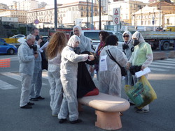 Attivisti del "Comitato Pace, Disarmo e Smilitarizzazione del Territorio - Campania" al porto di Napoli con tute bianche e maschere antigas