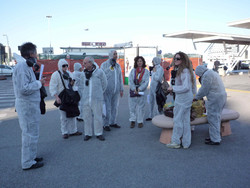 Attivisti del "Comitato Pace, Disarmo e Smilitarizzazione del Territorio - Campania" al porto di Napoli con tute bianche e maschere antigas