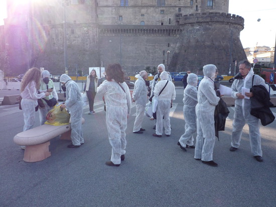 Attivisti del "Comitato Pace, Disarmo e Smilitarizzazione del Territorio - Campania" al porto di Napoli con tute bianche e maschere antigas