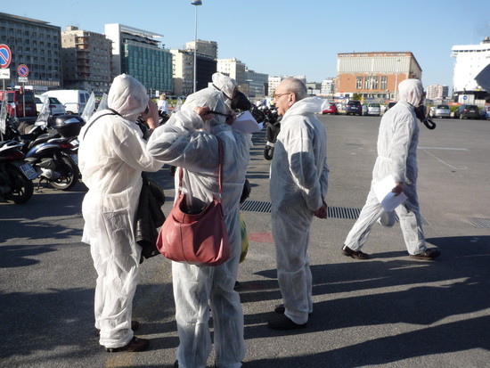 Attivisti del "Comitato Pace, Disarmo e Smilitarizzazione del Territorio - Campania" al porto di Napoli con tute bianche e maschere antigas