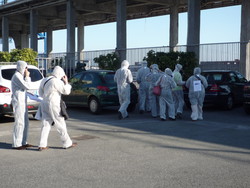 Attivisti del "Comitato Pace, Disarmo e Smilitarizzazione del Territorio - Campania" al porto di Napoli con tute bianche e maschere antigas