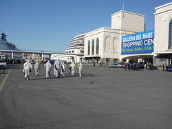 Attivisti del "Comitato Pace, Disarmo e Smilitarizzazione del Territorio - Campania" al porto di Napoli con tute bianche e maschere antigas