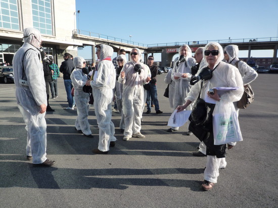 Attivisti del "Comitato Pace, Disarmo e Smilitarizzazione del Territorio - Campania" al porto di Napoli con tute bianche e maschere antigas