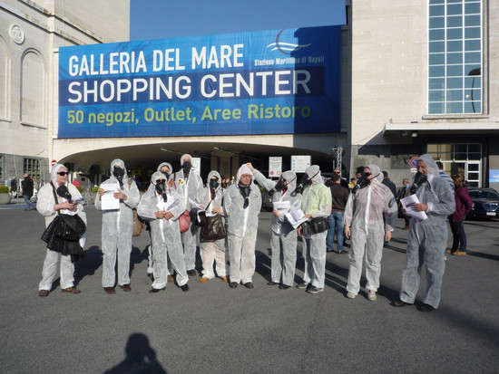 Attivisti del "Comitato Pace, Disarmo e Smilitarizzazione del Territorio - Campania" al porto di Napoli con tute bianche e maschere antigas si schierano davanti alla "Galleria del Mare"