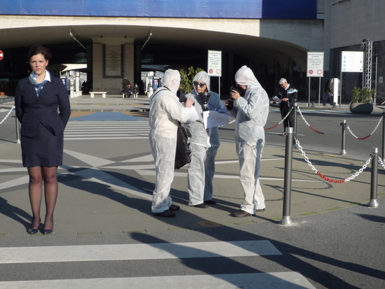 Attivisti del "Comitato Pace, Disarmo e Smilitarizzazione del Territorio - Campania" al porto di Napoli con tute bianche e maschere antigas: volantinaggio informativo sul porto Nucleare di Napoli