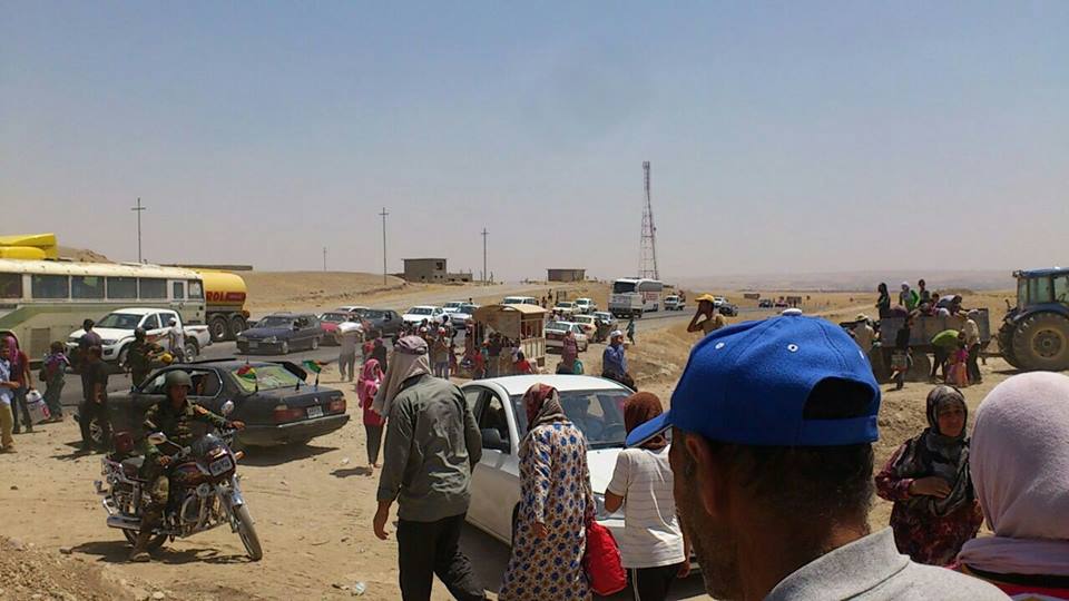 L’ultima ondata di violenza ha costretto alcuni rifugiati siriani ad andare via dai loro campi. Nella foto: evacuazione del campo di Gawilan (Dhouk), 9 agosto.