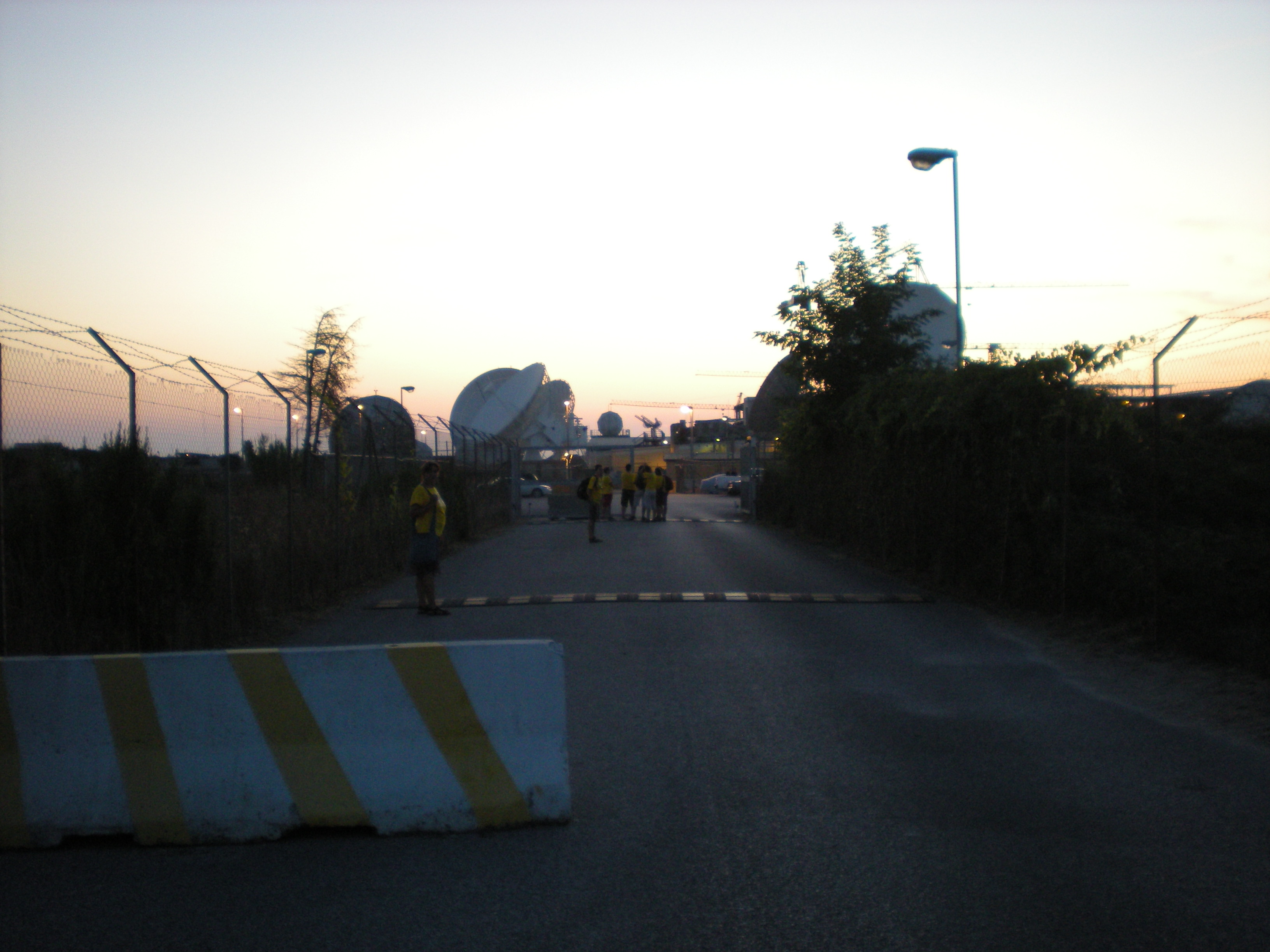 Le impavide cicliste antimilitarizzazione cercano di entrare nella base di Varcaturo, si vedono le installazioni radar